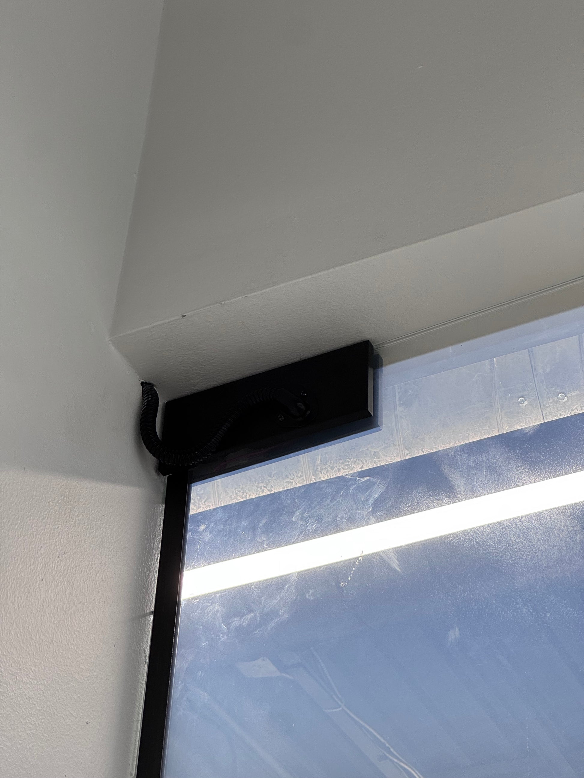 Frameless Door Power Delivery