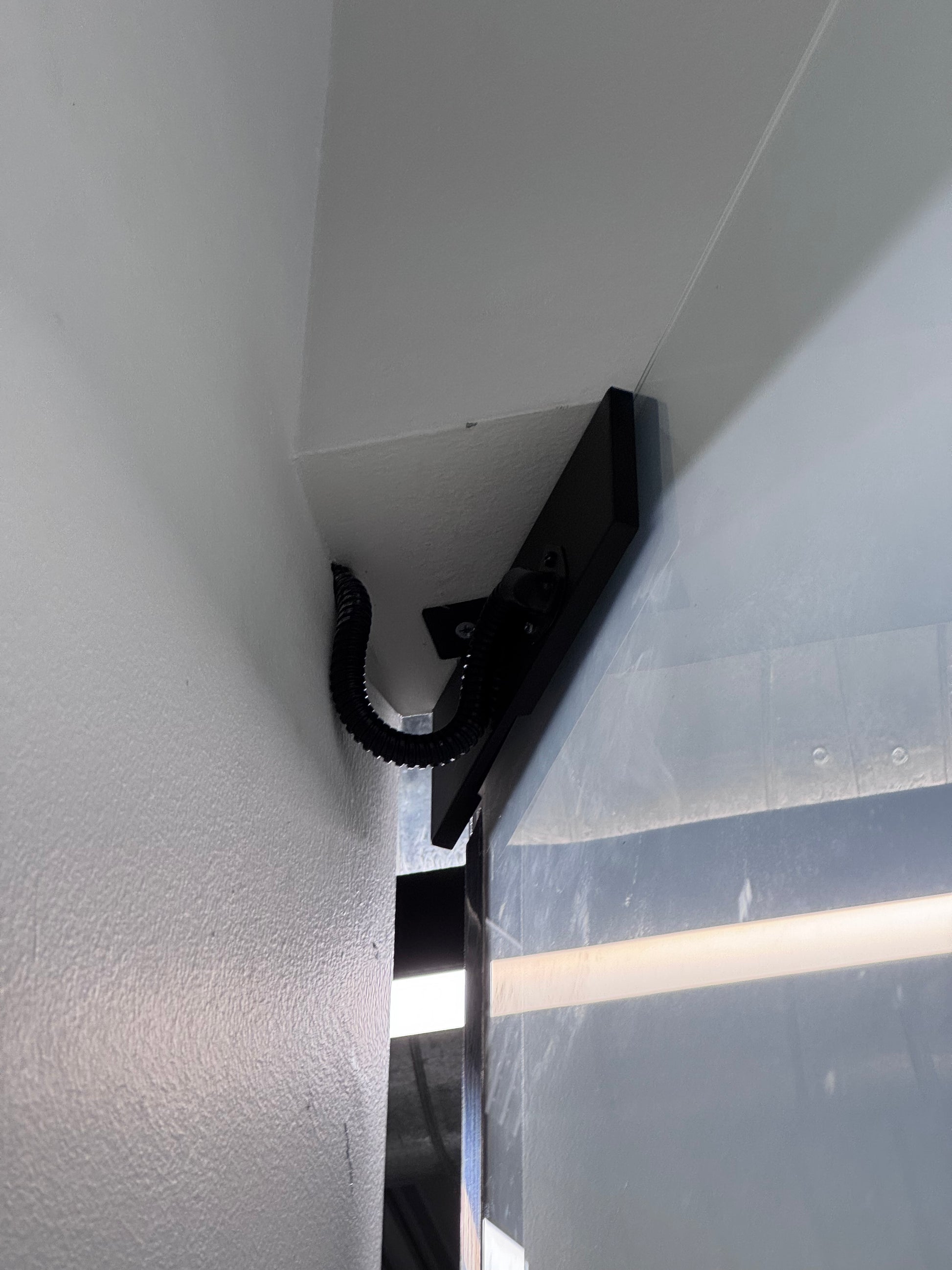 Frameless Door Power Delivery